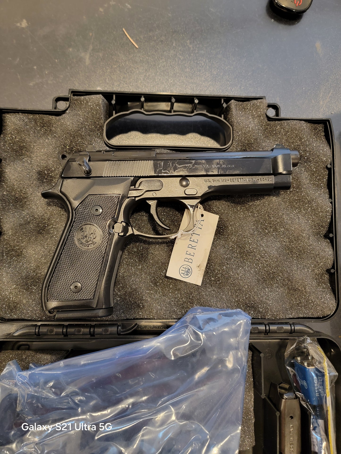 Beretta 92FS full size 4.9 barrel with 2x15 mags 9MM Luger