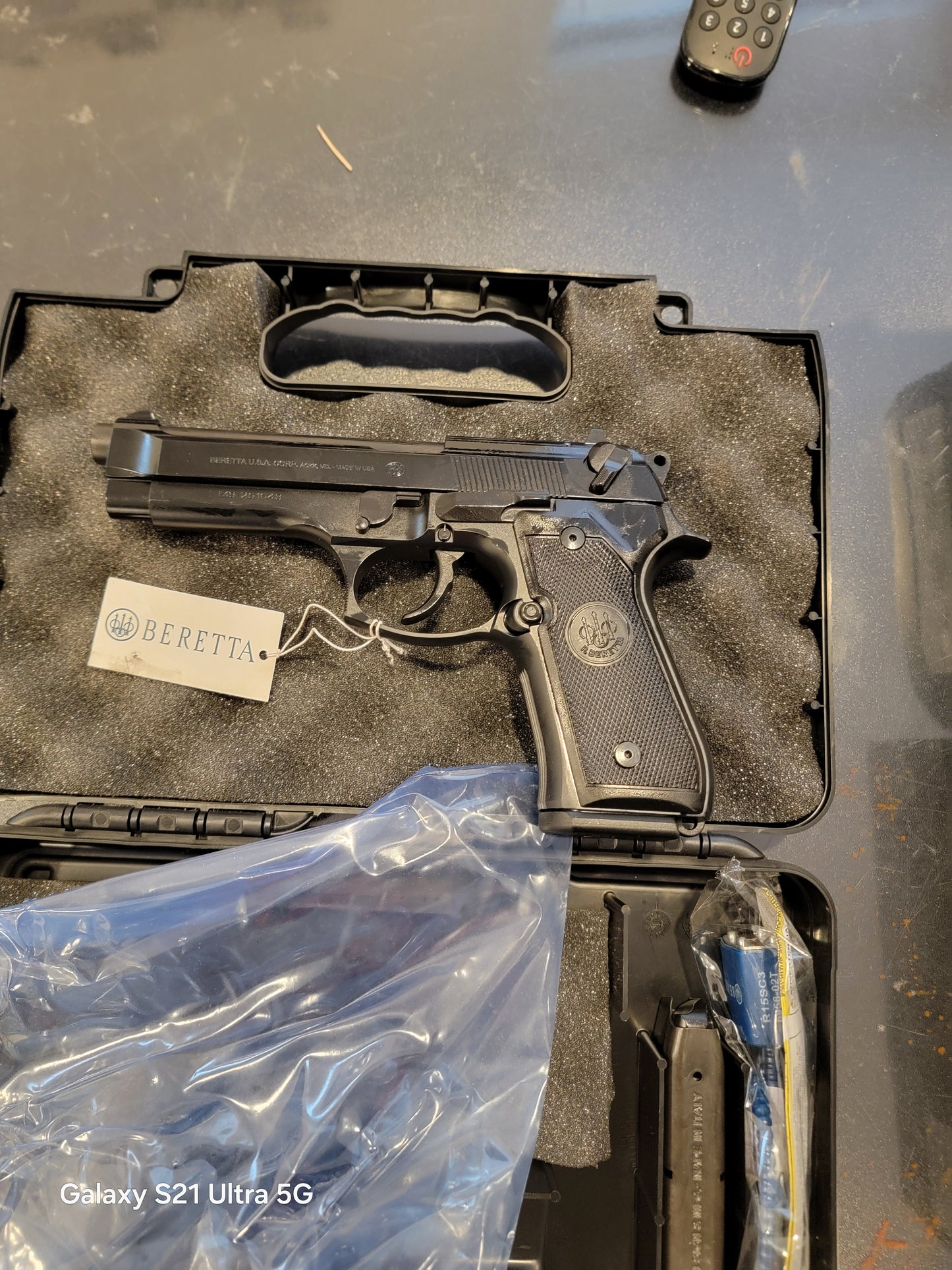 Beretta 92FS full size 4.9 barrel with 2x15 mags 9MM Luger