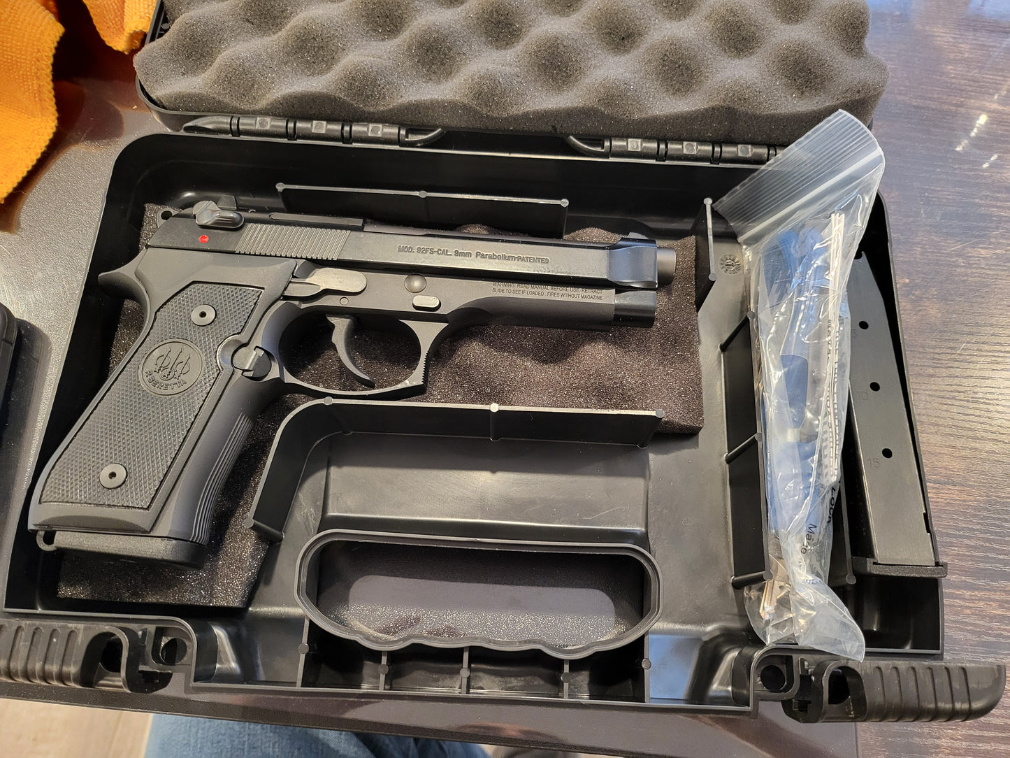 Beretta 92FS full size 4.9 barrel with 2x15 mags 9MM Luger